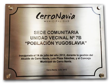Placa Confeccionada en Acero Inoxidable Fotograbado bajo relieve logo y texto pintura 1 color